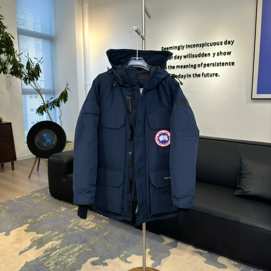 P800 Canada Goose "Canada Goose"🇨🇦 Beichen White / 08 Expedition Parka 4660M Product color: black, off-white, red, sand pink, sky blue, graphite gray, Beichen white, navy blue, sky blue, gray camouflage gray black label Product size: XS, S, M, L, XL, XXL The Expedition was originally a parka designed for scientists at the McMurdo Research Station in Antarctica. Whether your next journey takes you into the frozen urban jungle or across uncharted ice fields, wear Canada Goose's Expedition Parka and get proven results year after year in Antarctica by the National Science Foundation's Center for Polar Research.  Material list: 1⃣ Uses Y-shaped Velcro imported from Taiwan (exclusive in the market) 2⃣ Uses 18-count polyester-cotton blended fabric imported from South Korea (authentic synchronized fabric) 3⃣ National standard 80% white duck down, (zp uses 80% white duck down/90% of all boasts are fake) 4⃣ Western Canadian coyote hair (non-market dyed fox hair filled with wolf hair) Material analysis characteristics: 1⃣ The original/polyester-cotton fabric has a high polyester fiber content, and the polyester-cotton fabric has high heat and light resistance and good stability. It has bright colors, high fiber strength, durability, light resistance, heat resistance, and straightness. 2⃣ As we all know, the original version uses 80% white duck down. The fill power refers to the cubic inches of volume occupied by each ounce (30 grams) of down under certain conditions. If one ounce of down occupies 500 cubic inches, the fill power of the down is 500. So we can simply understand it as: fill power is the volume of down, and the volume of down is fill power. The higher the fill power of down, it means that under the same filling amount, down can fix a larger volume of air layer to keep warm and insulate, so the warmth retention of down is better. 3⃣ Western Canadian coyote hair, "large range of selected neck hair" is soft and fluffy, each wolf hair is 60-63 long / 14-16 wide at the peak, this width + preferred parts. It is basically unmatched by the same industry
